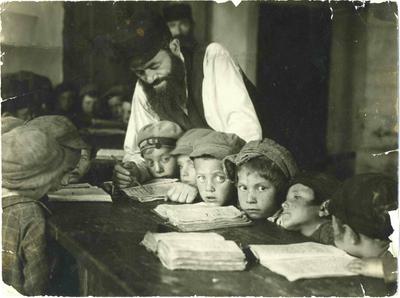 Garçons à l’étude au héder. L’enseignant utilise un pointeur en bois pour leur enseigner l’alphabet hébreu. Lublin (Pologne), 1924.
Archives du YIVO Institute for Jewish Research, New York.
