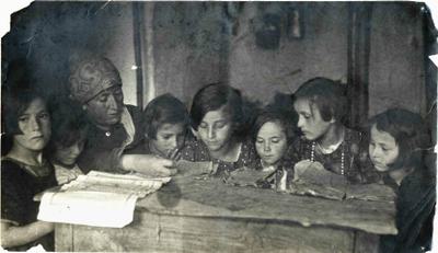 Une femme enseigne à des élèves dans un héder pour filles. Łaskarzew (Pologne), années 1920.
Archives du YIVO Institute for Jewish Research, New York.