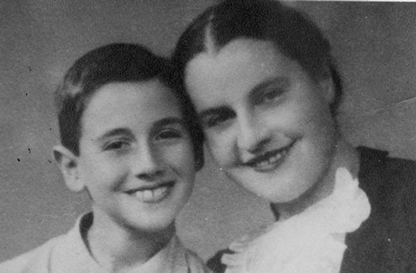 Gros plan d’un garçon et d’une femme dont les visages sont rapprochés. Ils ont l’air heureux et détendu.