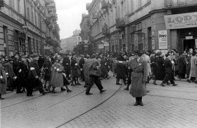 Un policier juif dirige la circulation des piétons dans le ghetto de Varsovie (Pologne), 1941.
Archives photographiques de Yad Vashem, Jérusalem, 26BO7.