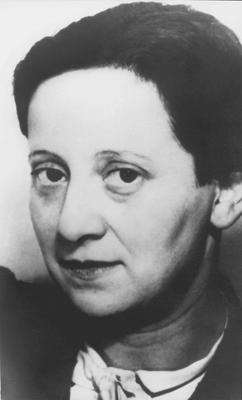 Friedl Dicker-Brandeis dans le ghetto-camp de Theresienstadt. Terezín (protectorat de Bohême-Moravie, aujourd’hui en République tchèque), date inconnue.
Collection du Musée juif de Prague.