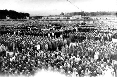 Les détenus se tiennent debout pour l’appel. Buchenwald, près de Weimar (Allemagne), date inconnue.
Archives photographiques de Yad Vashem, Jérusalem, 6CO6.