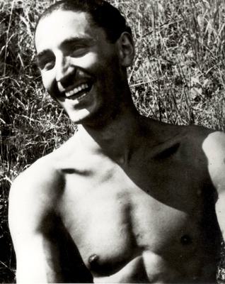 Fredy Hirsch dans le ghetto-camp de Theresienstadt. Terezín, (protectorat de Bohême-Moravie, aujourd’hui en République tchèque), date inconnue.
Archives photographiques de Yad Vashem, Jérusalem, 82GO6.