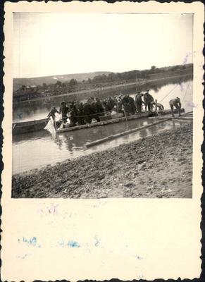 Des Juifs traversent le Dniestr sur un radeau pour rejoindre la Transnistrie. Moghilev-Podolski (aujourd’hui Mohyliv-Podilskyi, en Ukraine), 1942.
Archives photographiques de Yad Vashem, Jérusalem, 90DO8.