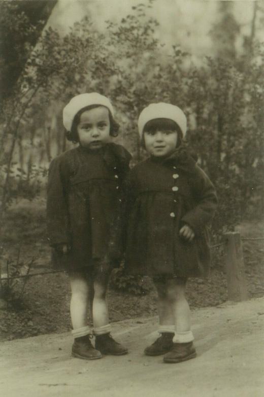 Bracha (right) with her sister Chava. Antwerp, circa 1933.