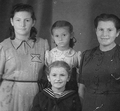 Background image: Rachel’s aunt, Mina Blaufeld (right); Rachel at five years old (back, middle); and Aunt Mina’s cousins. Undated. (Photo found in Uncle Velvel’s violin case.)